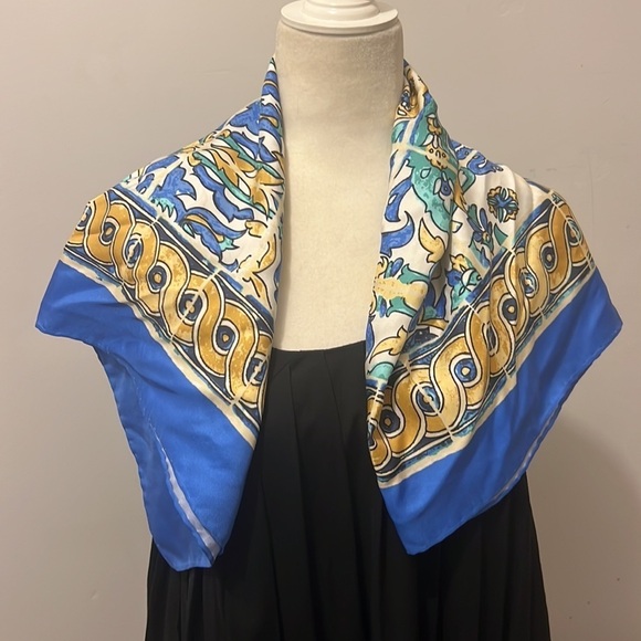 J.McLaughlin limited-edition silk scarf of Palm Beach fountain - Picture 5 of 9